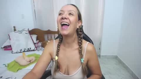 Snapshot of saray1221 chatting on February 2025 05:37:01 PM saray1221 online show from February 2025 05:37:01 PM