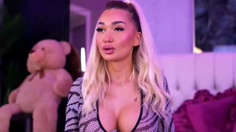 Snapshot of sashaferrera chatting on September 2025 06:20:02 PM Dennise online show from September 2025 06:20:02 PM