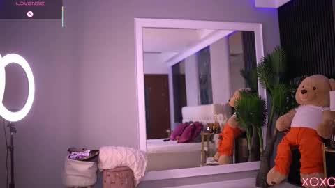 Snapshot of sashaferrera chatting on November 2025 07:36:03 PM Dennise online show from November 2025 07:36:03 PM