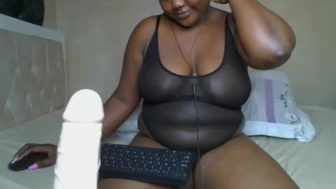 Snapshot of sassie_bee chatting on February 2025 11:43:02 PM sassie_bee online show from February 2025 11:43:02 PM