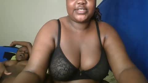 Snapshot of sassie_bee chatting on September 2025 07:06:02 PM sassie_bee online show from September 2025 07:06:02 PM