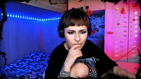 pronoun she. name Mary. age 21. online show from December 2024 04:29:02 PM