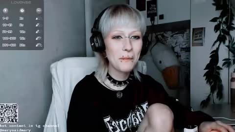 pronoun she. name Mary. age 21. online show from October 2025 06:52:01 PM