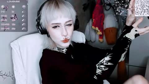 pronoun she. name Mary. age 21. online show from November 2025 01:43:01 PM