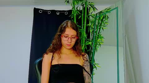 Snapshot of scarletjonesx chatting on November 2025 09:28:01 PM Denis online show from November 2025 09:28:01 PM