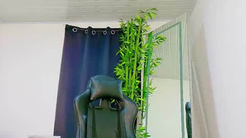 Snapshot of scarletjonesx chatting on December 2025 11:34:02 PM Denis online show from December 2025 11:34:02 PM