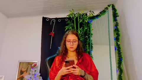 Snapshot of scarletjonesx chatting on December 2025 01:43:02 AM Denis online show from December 2025 01:43:02 AM