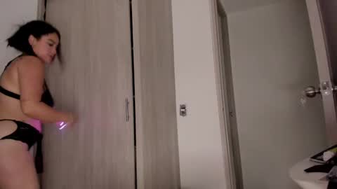 Scarlett Thumb up please help me 100 its important online show from December 2024 12:42:02 AM