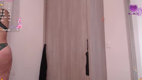 Scarlett Thumb up please help me 100 its important online show from September 2025 07:52:01 PM