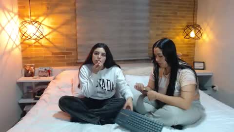 Scarlett and Jazmin online show from November 2025 10:15:02 AM