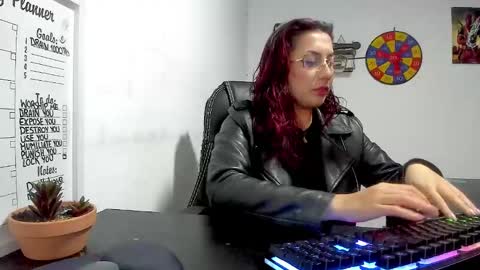 Snapshot of scarlett_sen chatting on December 2024 03:00:02 PM Mistress Scarlett online show from December 2024 03:00:02 PM