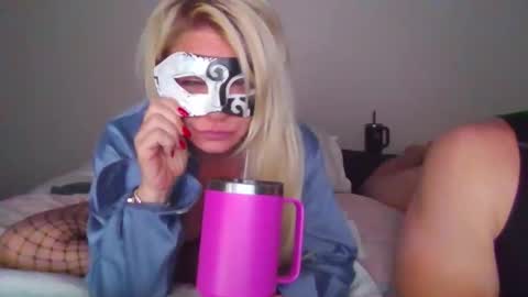 Snapshot of sdbeachfreaks chatting on November 2025 05:06:01 AM SDBeachfreaks online show from November 2025 05:06:01 AM