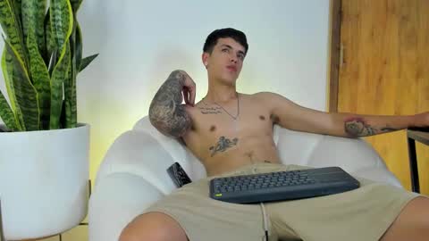 Snapshot of sebas_w01 chatting on December 2025 01:43:02 AM sebastian online show from December 2025 01:43:02 AM