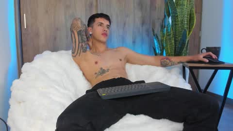 Snapshot of sebas_w01 chatting on January 2026 09:28:01 PM sebastian online show from January 2026 09:28:01 PM