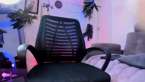     .  INDEPENDENT MODEL online show from February 2026 01:42:02 PM