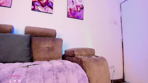     .  INDEPENDENT MODEL online show from February 2026 01:14:01 PM