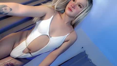 Snapshot of seductive_temptation1 chatting on December 2024 02:45:02 AM cath online show from December 2024 02:45:02 AM