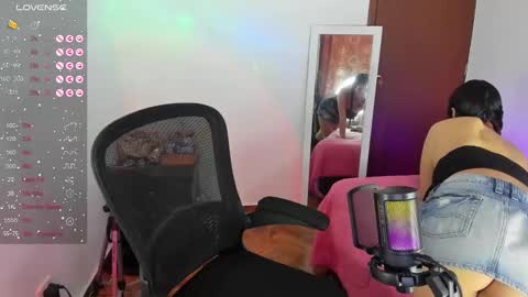 Snapshot of selene_e chatting on January 2025 11:20:02 AM Karol. online show from January 2025 11:20:02 AM