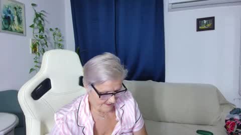 Snapshot of selenna57 chatting on November 2025 06:43:02 PM Selenna online show from November 2025 06:43:02 PM