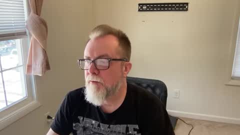 Snapshot of sensatyr chatting on December 2024 04:25:01 PM Daddy Dave online show from December 2024 04:25:01 PM