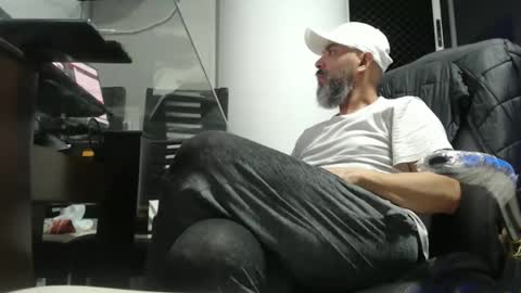 hetero serio discreto online show from November 2025 12:02:01 AM