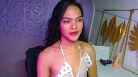 Snapshot of servicedoll18 chatting on December 2025 08:17:01 PM Bella online show from December 2025 08:17:01 PM