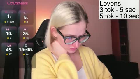 Snapshot of sexy_sweets chatting on November 2025 08:18:01 PM Sexy-Sweets online show from November 2025 08:18:01 PM