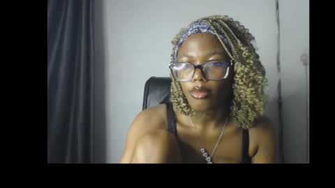 Snapshot of sexyslim_ebony chatting on February 2026 10:30:02 PM Darkskinned Rae online show from February 2026 10:30:02 PM