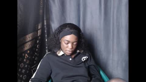 Snapshot of sexyxbunnyxx chatting on December 2024 09:35:01 AM Blue online show from December 2024 09:35:01 AM