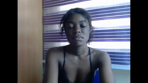 Snapshot of sexyxbunnyxx chatting on December 2024 07:10:01 AM Blue online show from December 2024 07:10:01 AM