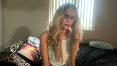 Snapshot of shamanwoman chatting on December 2024 04:27:02 PM Shaman Woman online show from December 2024 04:27:02 PM