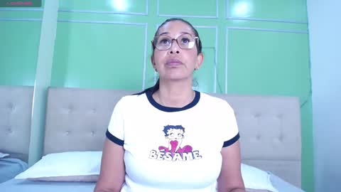 Snapshot of shanon_mature_ chatting on February 2025 01:33:01 AM Shanon online show from February 2025 01:33:01 AM