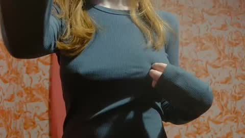 Snapshot of shelikessoymilk chatting on December 2024 10:54:02 PM Erika online show from December 2024 10:54:02 PM