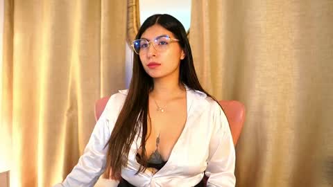Snapshot of shelleymorell chatting on May 2026 12:33:01 PM Transmission schedule Monday - Friday 715 am to 200 pm time Colombia online show from May 2026 12:33:01 PM