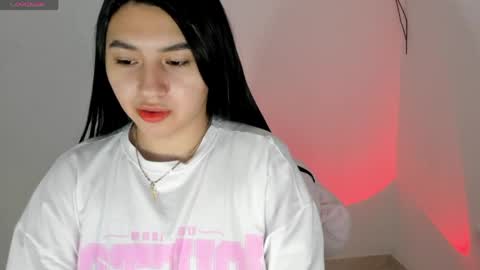 Snapshot of shelly_rohades chatting on May 2026 04:29:02 AM online show from May 2026 04:29:02 AM
