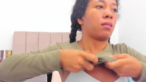 Snapshot of shira_sexylove chatting on December 2024 05:15:02 AM shira_sexylove online show from December 2024 05:15:02 AM