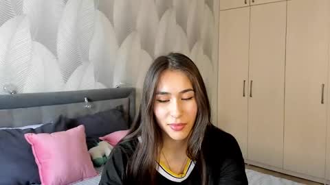 Snapshot of shy_bambiii chatting on February 2025 08:06:01 AM Mika online show from February 2025 08:06:01 AM