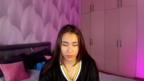 Snapshot of shy_bambiii chatting on September 2025 01:18:01 AM Mika online show from September 2025 01:18:01 AM