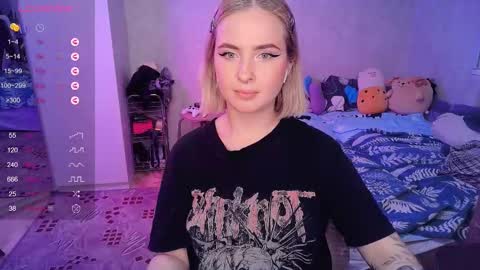 Snapshot of shyfoxxxy chatting on February 2025 06:56:02 PM Effie online show from February 2025 06:56:02 PM