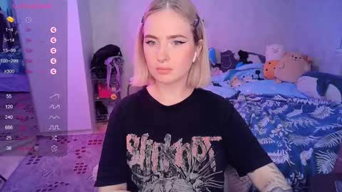 Snapshot of shyfoxxxy chatting on February 2025 12:11:01 PM Effie online show from February 2025 12:11:01 PM