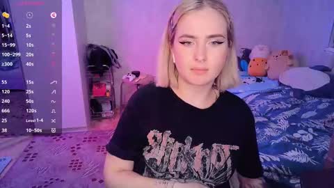 Snapshot of shyfoxxxy chatting on February 2025 08:33:02 PM Effie online show from February 2025 08:33:02 PM