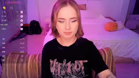 Snapshot of shyfoxxxy chatting on February 2025 01:28:01 PM Effie online show from February 2025 01:28:01 PM