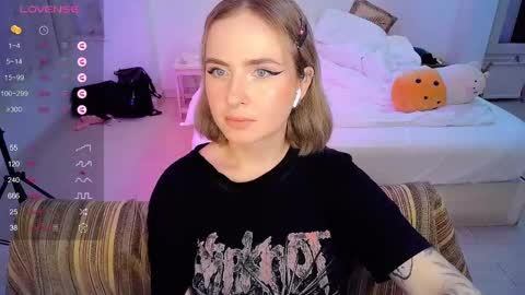 Snapshot of shyfoxxxy chatting on March 2025 03:02:01 PM Effie online show from March 2025 03:02:01 PM