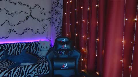 Snapshot of sidny_blush chatting on February 2025 01:36:01 AM Sidny online show from February 2025 01:36:01 AM