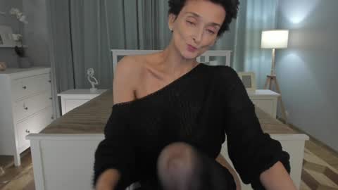 Snapshot of simonadebeauvoir chatting on December 2024 01:25:02 PM Simona online show from December 2024 01:25:02 PM