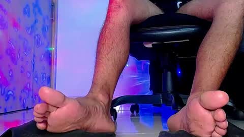 only foot                         worshipers here online show from October 2025 12:41:01 AM