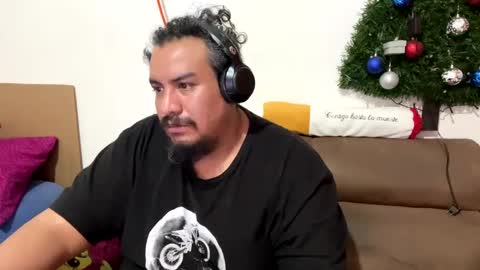 Snapshot of skinhell chatting on January 2025 11:27:01 PM Elias online show from January 2025 11:27:01 PM