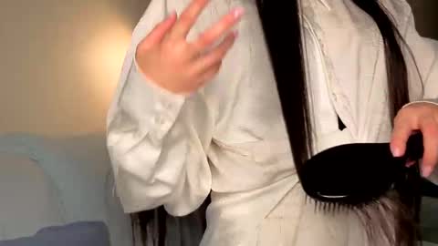 Snapshot of slyshypie chatting on September 2025 01:22:01 PM Lily online show from September 2025 01:22:01 PM