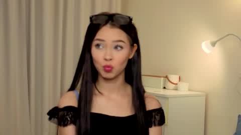 Snapshot of slyshypie chatting on October 2025 01:32:02 PM Lily online show from October 2025 01:32:02 PM