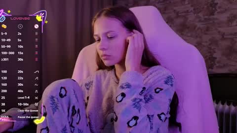 Snapshot of small_emma0 chatting on November 2025 05:12:01 PM Emma online show from November 2025 05:12:01 PM